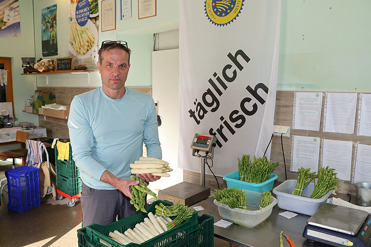 Wolfgang Tyroller vom Spargelhof Tyroller in Högenau (©Foto: Martin Schmitz)